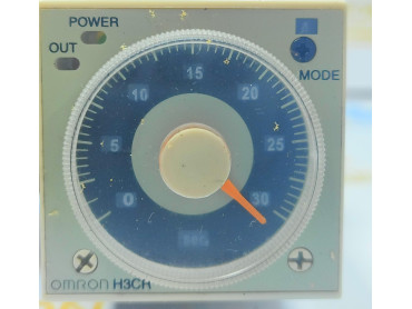OMRON H3CR - A  0 TO 30 SEC TIMER 100 - 240 VAC 50/60 Hz MADE IN JAPAN 